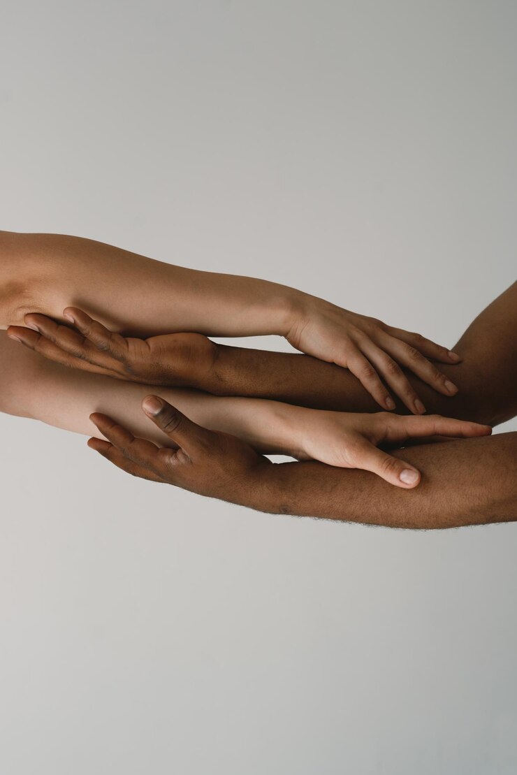 Foto gekruiste armen van verschillende huidskleuren