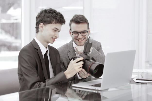 Gekwalificeerde fotografen kiezen foto's om bestanden naar hun laptops te uploaden