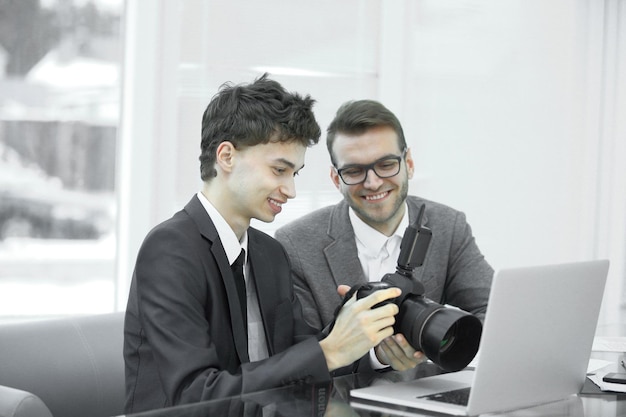 Gekwalificeerde fotografen kiezen foto's om bestanden naar hun laptops te uploaden