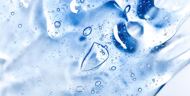 Foto texture in gel di siero cosmetico. crema trasparente per la cura della pelle sullo sfondo delle bolle.