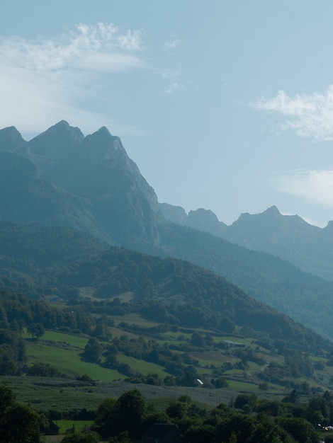 Gelaagd berglandschap verlicht door de zon op afstandhaze Lescun Pyrenees-bergen Frankrijk