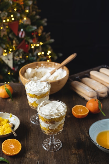 Foto gelaagd kerstdessert, geen cheesecake bakken of trifle met mandarijnen en chocolade