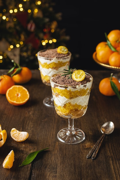 Gelaagd kerstdessert, geen cheesecake bakken of trifle met mandarijnen en chocolade