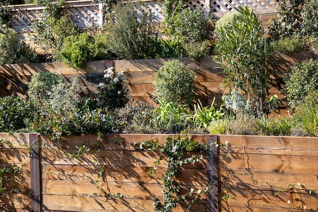 Gelaagd landschap getrapte tuincultuur met houten hek