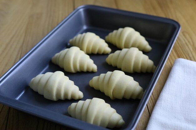 Gelaagd van een pluizig gezuurd ongekookt rauw traditioneel Frans croissantdeegbroodje