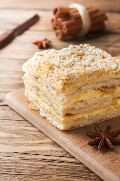 Gelaagde cake met crème Napoleon millefeuille vanille