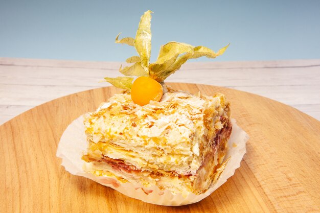 Gelaagde cake met room Napoleon vanille slice op houten achtergrond