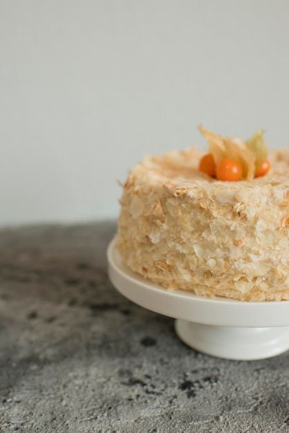 Gelaagde cake op een bord versierd met physalis