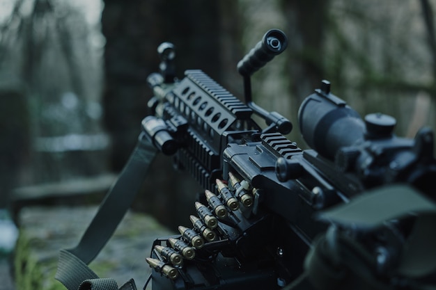 Geladen airsoft wapen close-up in het bos