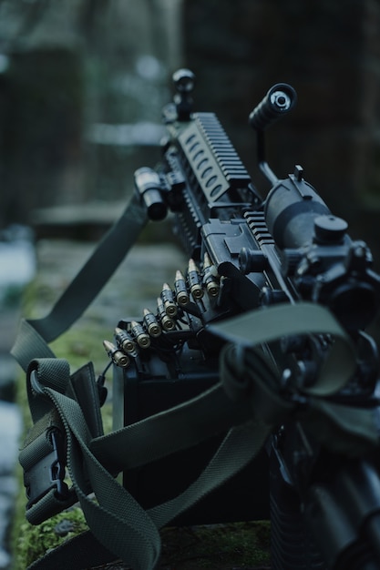 Geladen airsoft wapen close-up in het bos