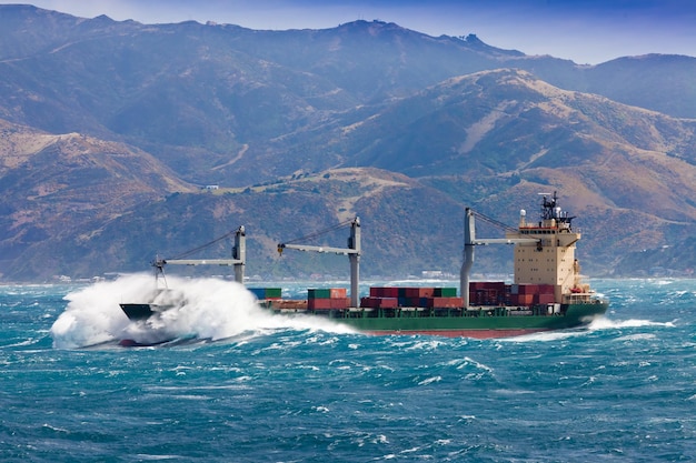 Geladen containervrachtschip in stormachtige zee