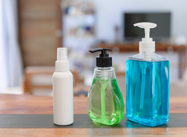 Gelalcohol en handdesinfecterende sprayfles voor het wassen van de hand om te beschermen tegen corona-virusgebruik voordat ze thuiskomen