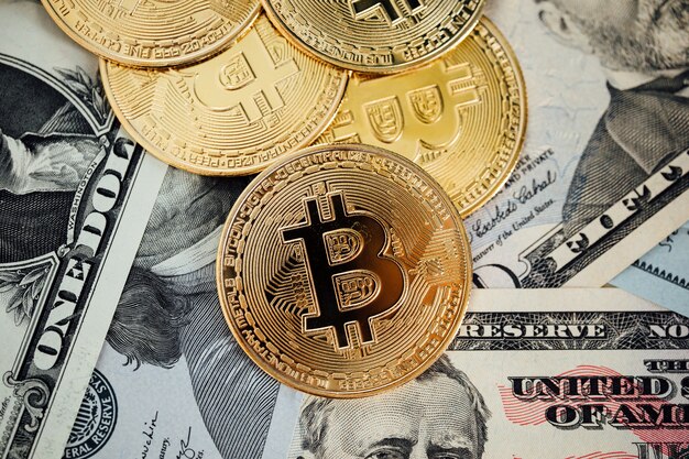 Geld achtergrond. Amerikaanse dollar met eurobankbiljetten en Bitcoin cryptocurrency-investeringsconcept.