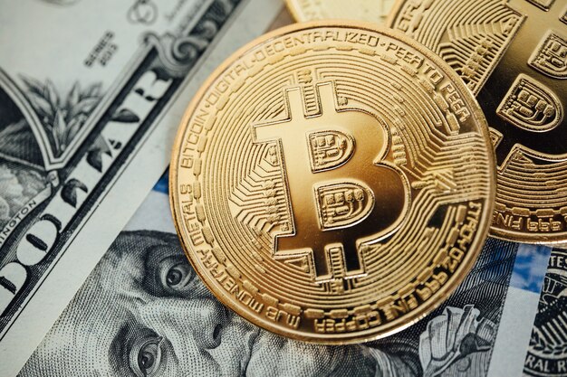 Geld achtergrond. amerikaanse dollar met eurobankbiljetten en bitcoin cryptocurrency-investeringsconcept.