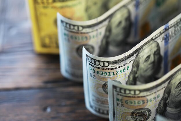 Geld Amerikaanse dollarbiljetten achtergrond Geld verspreid over het bureau Fotografie voor Financiën en Economie concepten