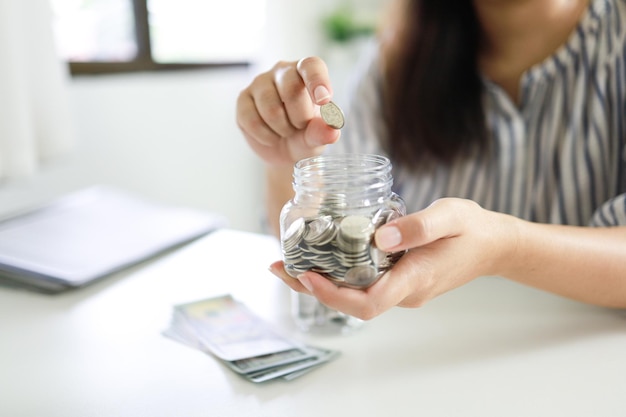 Geld besparen concept Financiële vrouw hand stapel munten geld bankbiljetten groeiend bedrijf Geld besparen