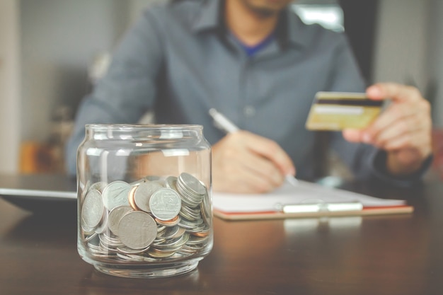 Geld besparen voor het concept van financiële boekhouding. zakenman beheert zijn boekhouding.