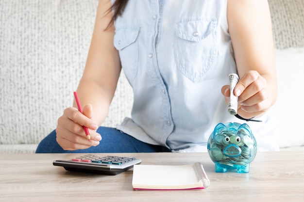 Geld concept opslaan. Vrouw het tellen van dollars aan tafel.