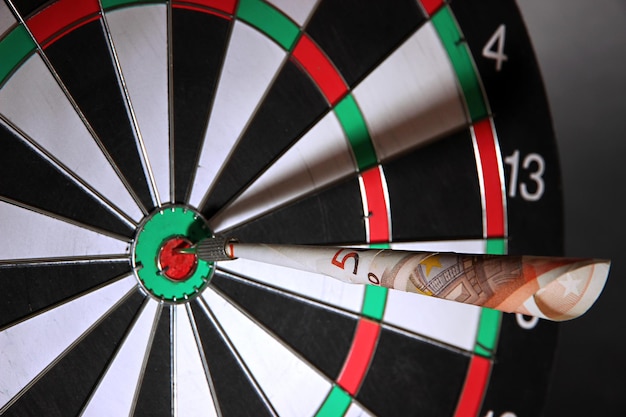 Geld dart en doel close-up Concept van succes