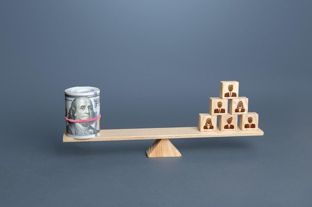Geld dollars en mensen op de weegschaal Concept van lonen voor werknemers en arbeiders Teamproductiviteit zakelijke bedrijf winstgevendheid Financiële ondersteuning Uitgaven Generatie van winst en inkomsten