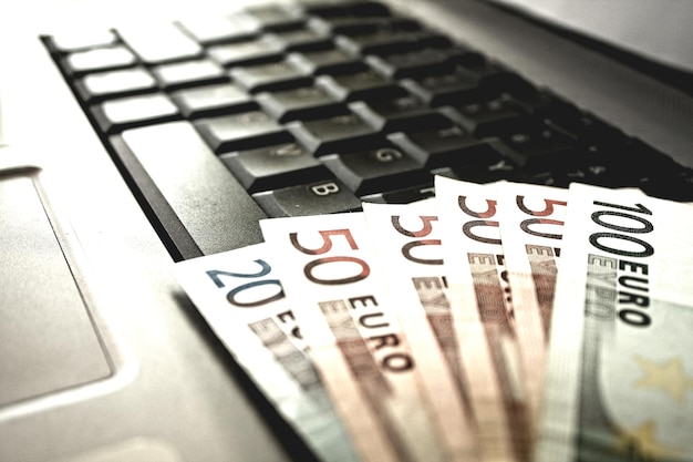 Geld en laptop