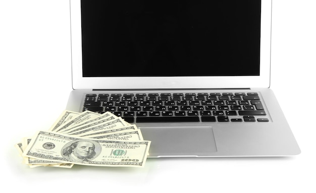 Geld op laptop geïsoleerd op wit