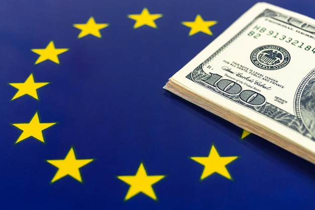 Foto geld over de vlag van de unie van europa. criminaliteit en misdaad, corruptie concept. outlaw en sociaal probleem achtergrondfoto