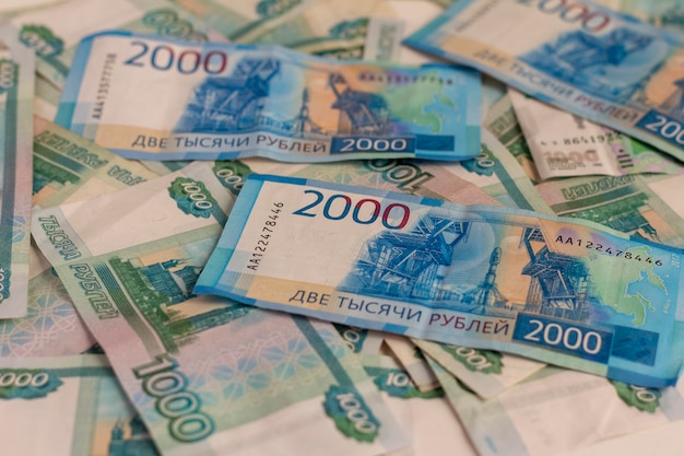 Geld Russische bankbiljetten in coupures van tweeduizend en duizend roebel. Geld achtergrond.