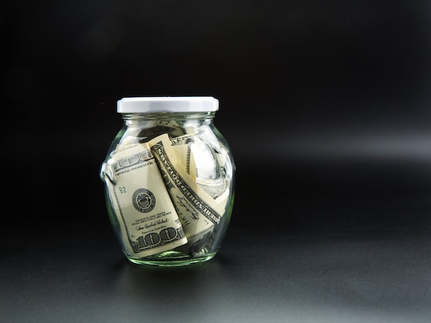 Geldbesparende concept, glazen pot vol dollars