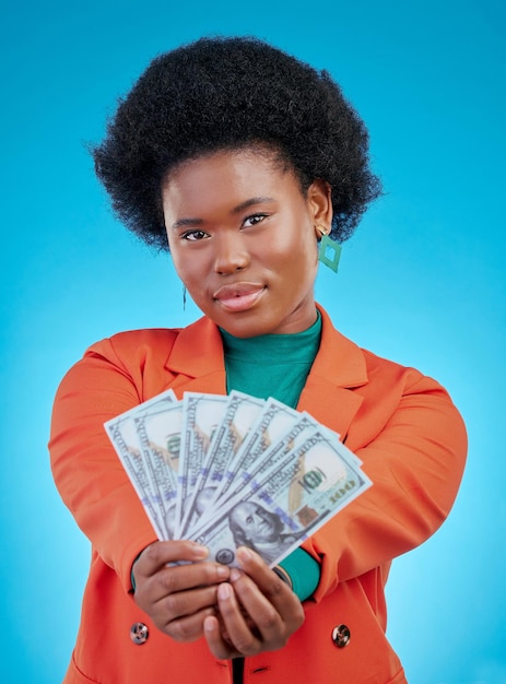 Geldfan en zakenvrouw in portret voor het winnen van contant geld en loterijaanbieding op blauwe achtergrond Gezichtsinvestering en rijke Afrikaanse persoon of winnaar met bonuscashback en financiële lening in studio