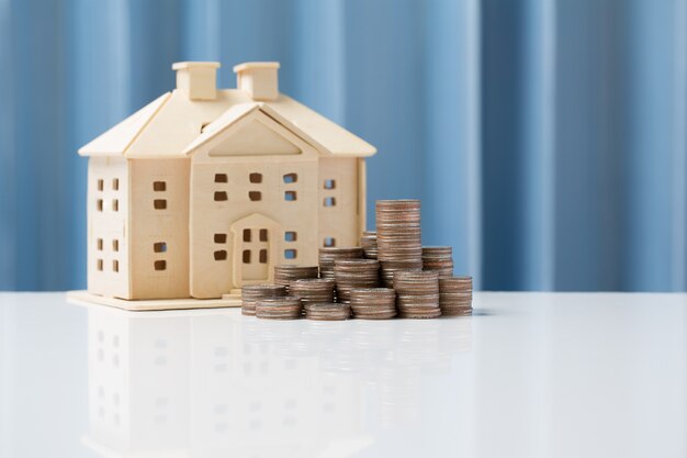 Geldgroei concept sparen om huis te kopen voor uw gezin
