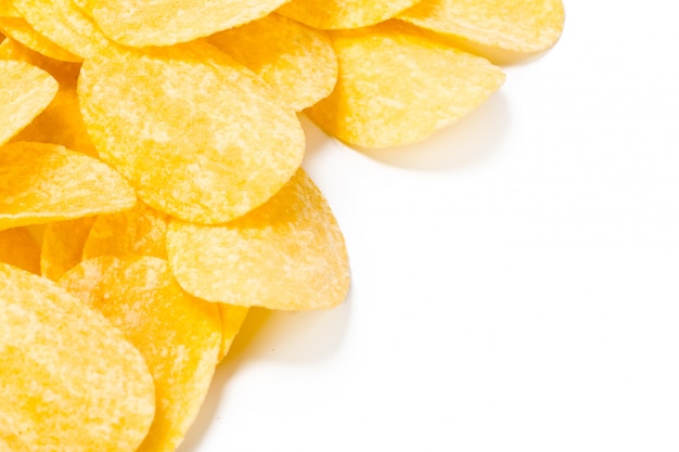 Gele aardappelchips geïsoleerd op wit