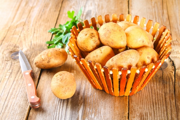 Gele aardappelknollen op een oude houten lijst.