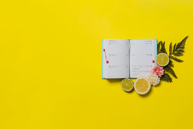 Foto gele achtergrond met kalender en citrus
