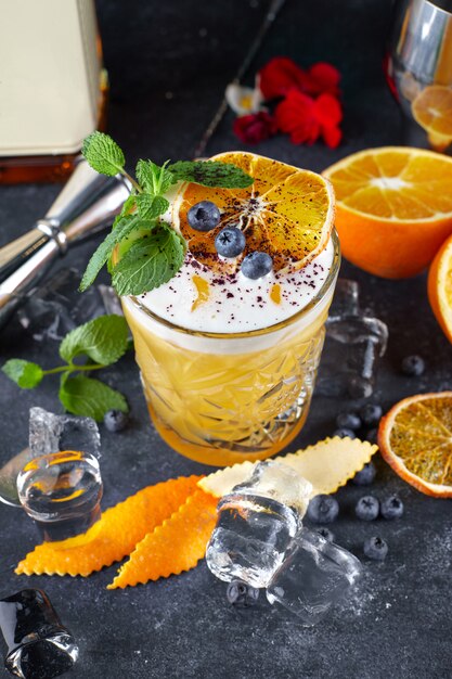 Gele alcoholische cocktail op zwart