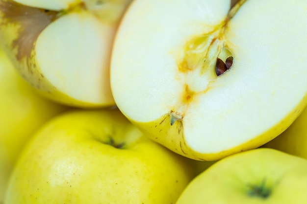 Gele appels in tweeën gesneden in een zeer close macro-opname