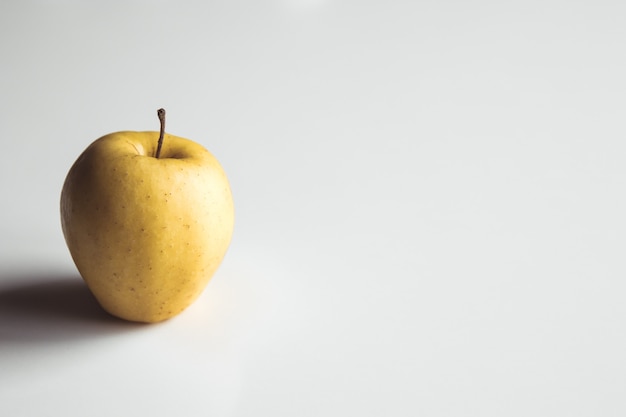 Gele appels op een witte achtergrond, gezond voedsel, landbouw, vegetarisch