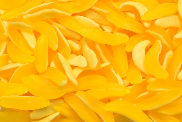 Gele banaan gummy snoepjes. Bovenaanzicht. Gelei snoep.