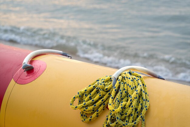 Gele bananenboot van dichtbij