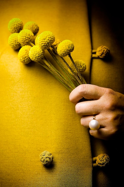 Foto gele bloemen bij het hart.