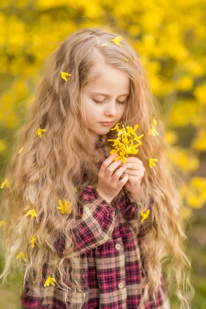 gele bloemen in de handen van een meisje. Selectieve aandacht