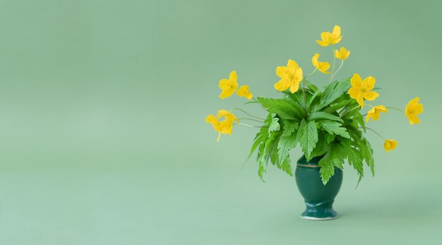 Gele bloemen in de vaas