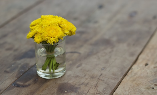 Gele bloemen op de tafel