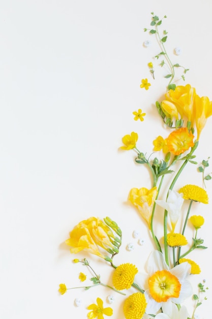 Gele bloemen op geel papier achtergrond