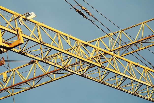 Gele bouw toren kraan close-up op hemelachtergrond