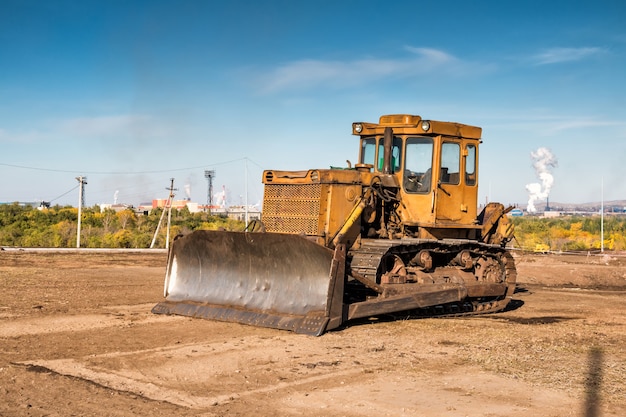 Gele bulldozer op de bouwplaats