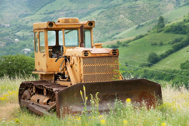 Gele bulldozertractor in de berg