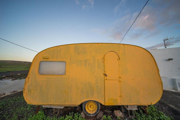 Foto gele camper tegen de lucht