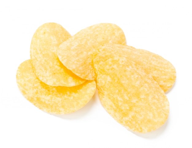 Gele chips die op wit worden geïsoleerd