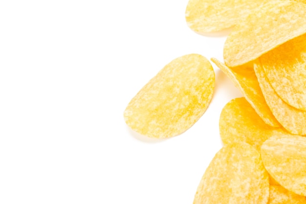 Gele chips geïsoleerd op wit